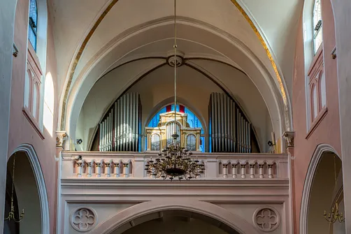 Prospekt organowy na chórze muzycznym kościoła NMP w Rędzinach.