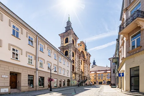 Widok z ulicy Franciszkańskiej na barokową fasadę kościoła św. Marii Magdaleny w Przemyślu.