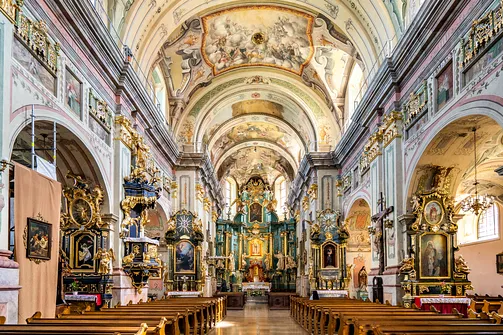 Wnętrze kościoła św. Marii Magdaleny w Przemyślu z widokiem na nawę główną, ambonę i ołtarz.