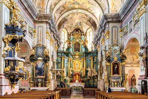 Barokowy ołtarz główny oraz ołtarze boczne w przemyskim kościele franciszkanów.