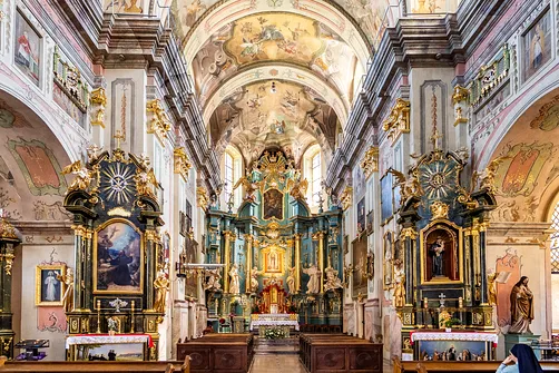 Widok na prezbiterium kościoła św. Marii Magdaleny w Przemyślu wraz z iluzjonistycznym sklepieniem.