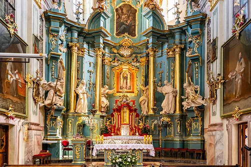 Detal nastawy ołtarza głównego z rzeźbami świętych w kościele franciszkanów w Przemyślu.