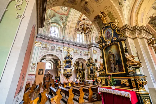 Ołtarz boczny oraz ambona we wnętrzu barokowej świątyni franciszkanów w Przemyślu.