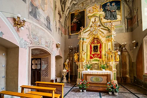 Złocony ołtarz z obrazem Ecce Homo w kaplicy przemyskiego kościoła franciszkanów.