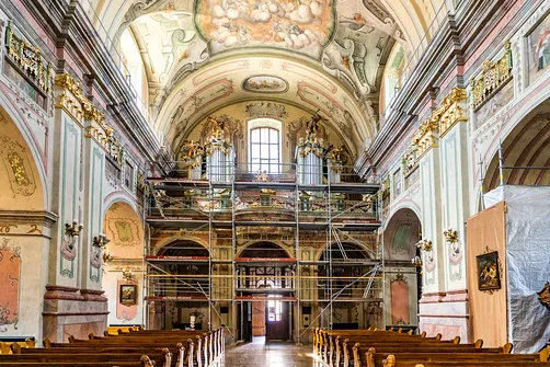 Empora muzyczna i widok na wyjście z nawy głównej przemyskiej świątyni franciszkanów.
