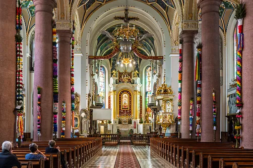 Wnętrze limanowskiego sanktuarium z widokiem na ołtarz główny i ambonę.