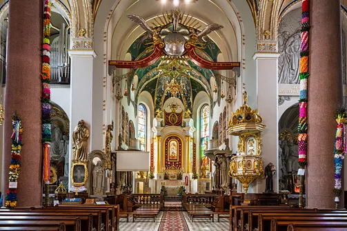 Polichromowane sklepienie prezbiterium oraz złocona ambona w limanowskiej bazylice.