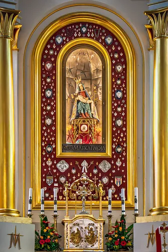 XIV-wieczna Pieta Limanowska w oszklonej niszy otoczonej licznymi wotami.