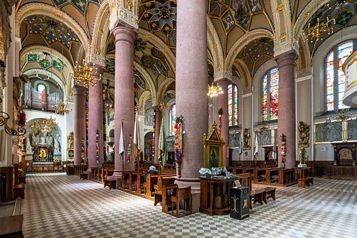 Kolumny i sklepienie nawy głównej limanowskiego sanktuarium.
