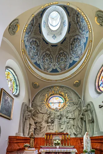 Polichromowana kopuła z latarnią nad ołtarzem bocznym w bazylice limanowskiej.