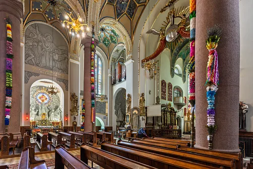 Wnętrze sanktuarium w Limanowej z perspektywą na nawę główną oraz kaplicę boczną.