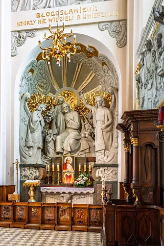 Kamienna nastawa rzeźbiarska w kaplicy bocznej limanowskiej bazyliki.