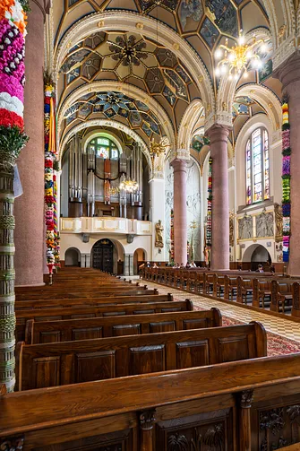 Widok z nawy głównej na chór muzyczny z organami w limanowskim sanktuarium.
