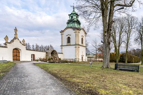 Dziedziniec przed dzwonnicą i grota w otoczeniu ogrodzenia opactwa w Jędrzejowie.
