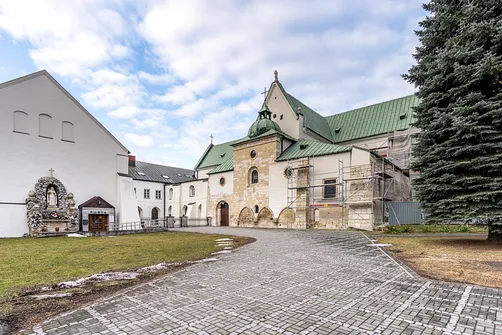 Elewacja kaplicy bł. Wincentego Kadłubka przy kościele cystersów w Jędrzejowie.