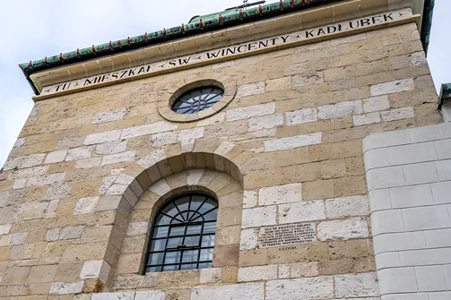 Fragment kamiennej elewacji celi bł. Wincentego Kadłubka w jędrzejowskiej świątyni.