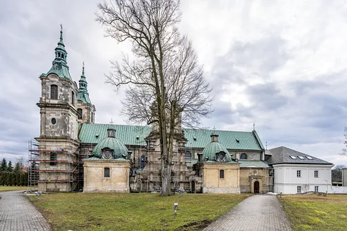 Południowa elewacja kościoła opackiego w Jędrzejowie z kaplicami bocznymi i wieżami.