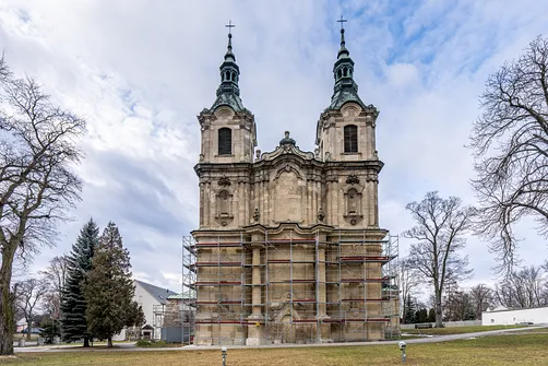 Dwuwieżowa fasada barokowa świątyni opackiej w Jędrzejowie podczas prac konserwatorskich.