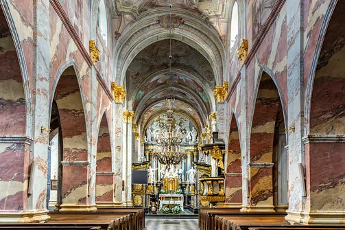 Ołtarz główny widoczny przez arkady nawy w kościele cysterskim w Jędrzejowie.