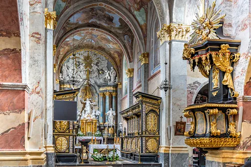 Złocona ambona oraz stalle w prezbiterium jędrzejowskiej świątyni opackiej.