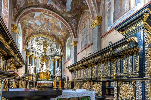 Złocone drewniane stalle oraz ołtarz główny w prezbiterium kościoła cystersów w Jędrzejowie.