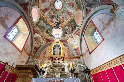 Wnętrze kaplicy bł. Wincentego Kadłubka z kopułą i relikwiarzem w opactwie w Jędrzejowie.