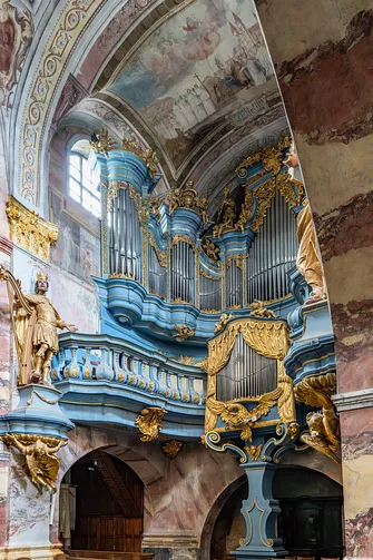 Prospekt barokowych organów z rzeźbą króla Dawida na chórze kościoła opackiego w Jędrzejowie.