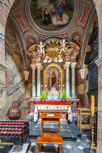Ołtarzyk boczny z figurą Serca Jezusowego we wnętrzu kościoła cysterskiego w Jędrzejowie.