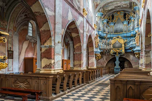 Perspektywa nawy głównej w stronę prospektu organowego w bazylice w Jędrzejowie.