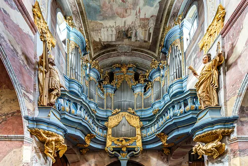 Polichromowany prospekt organowy z figurami aniołów w bazylice w Jędrzejowie.