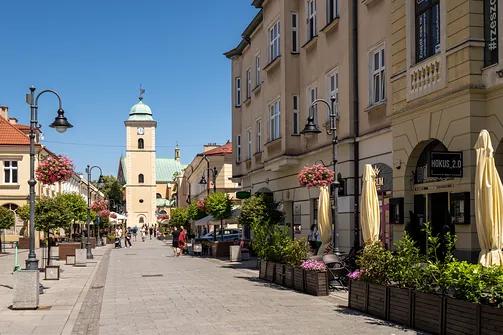 Wieża kościoła farnego w zamknięciu perspektywy rzeszowskiego deptaka Paniaga.