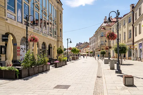 Elewacje eklektycznych kamienic miejskich wzdłuż głównego deptaka w Rzeszowie.