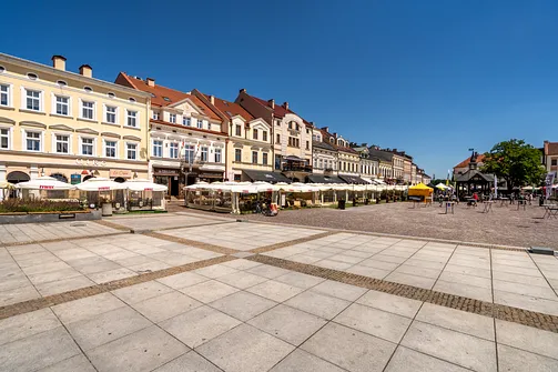 Wschodnia pierzeja rzeszowskiego Rynku z ciągiem XIX-wiecznych kamienic.
