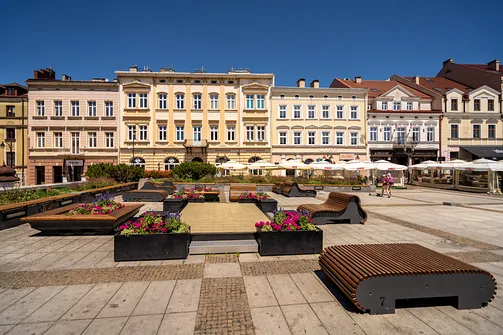 Współczesna architektura parkowa i ławki miejskie na płycie Rynku w Rzeszowie.