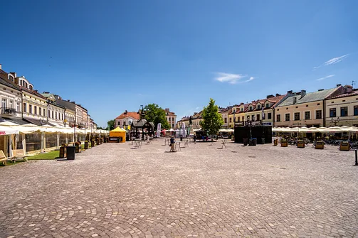 Brukowany plac Rynku w Rzeszowie z widokiem na rekonstrukcję dawnej studni.