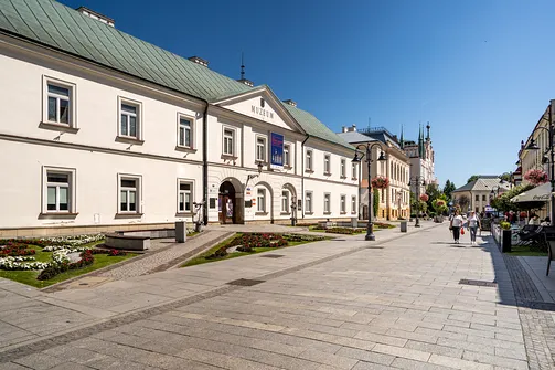 Klasycystyczna elewacja Muzeum Okręgowego przy deptaku ulicy 3 Maja w Rzeszowie.