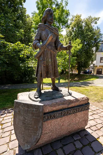 Brązowy pomnik Jana Pakosławica z tarczą na granitowym cokole w Rzeszowie.