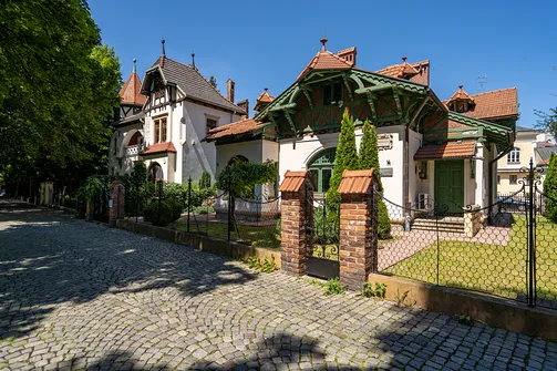 Secesyjna architektura willowa z drewnianym detalem przy alei Pod Kasztanami w Rzeszowie.