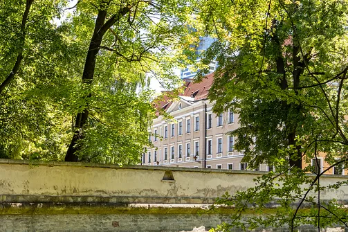 Elewacja zamku Lubomirskich widoczna ponad murem obronnym w Rzeszowie.