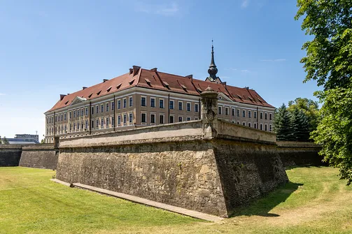 Kamienny bastion dawnej twierdzy bastionowej na tle zamku Lubomirskich w Rzeszowie.