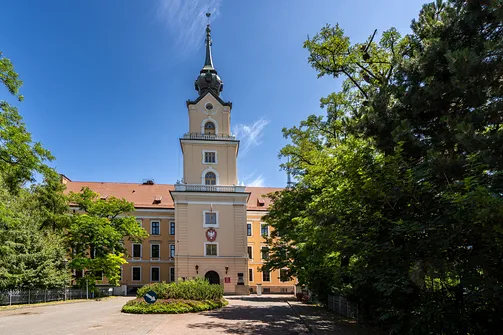 Wieża zegarowa zamku Lubomirskich z barokowym hełmem i portalem wejściowym w Rzeszowie.
