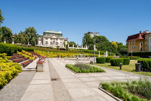 Fontanny na placu miejskim z widokiem na Letni Pałacyk Lubomirskich w Rzeszowie.