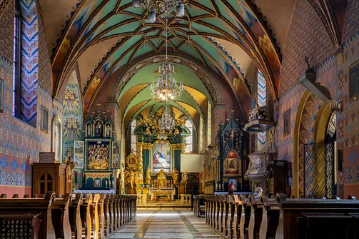 Ołtarz główny i ołtarze boczne we wnętrzu żywieckiej konkatedry.