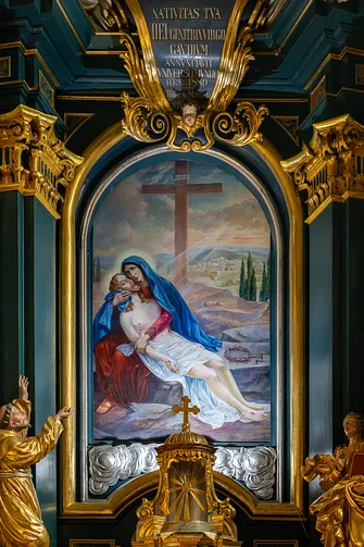 Obraz z przedstawieniem Piety w nastawie ołtarza głównego świątyni w Żywcu.