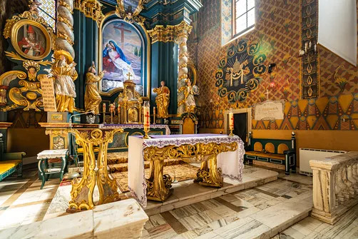 Mensa i ołtarz główny w prezbiterium żywieckiej konkatedry.