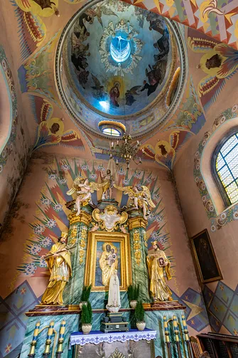 Ołtarz w kaplicy Wniebowzięcia Najświętszej Marii Panny w świątyni w Żywcu.
