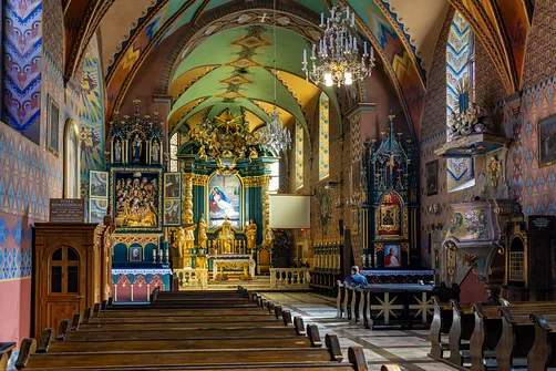 Wnętrze świątyni w Żywcu z widokiem na prezbiterium i ołtarz główny.