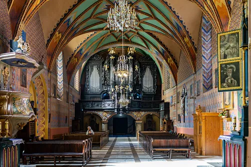 Widok na emporę organową i chór muzyczny ze strony prezbiterium w Żywcu.