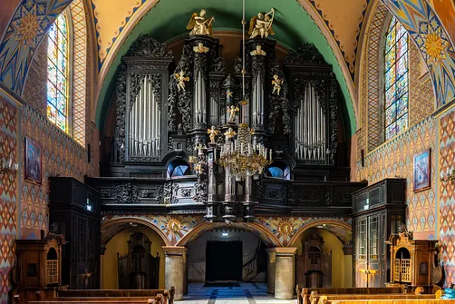 Bogato rzeźbiony prospekt organowy na emporze muzycznej w żywieckiej konkatedrze.