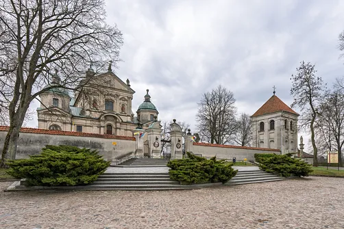 Zespół ogrodzenia z bramą i dzwonnicą sanktuarium w Studziannie.